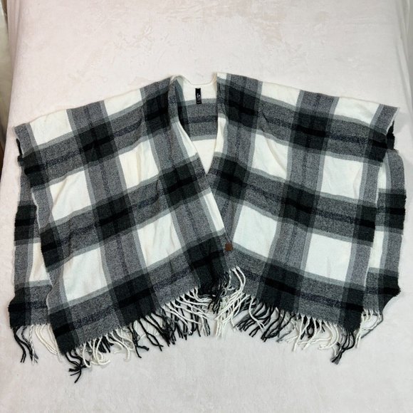 Wind River Heritage Flannel Poncho Sweater Black White Buffalo Plaid OS Fringe - Picture 1 of 9
